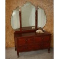 A MAGNIFICENT ANTIQUE OAK DRESSING TABLE WITH LOTS OF BUNN DETAIL WITH 3 DRAWERS - STUNNING PIECE!!!