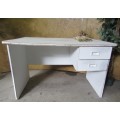 A FANTASTIC WHITE TWO DRAWER DESK MIDDLE SIZE PERFECT FOR KIDS BEDROOM OR SMALER OFFICE - STUNNING!!