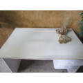 A FANTASTIC WHITE TWO DRAWER DESK MIDDLE SIZE PERFECT FOR KIDS BEDROOM OR SMALER OFFICE - STUNNING!!
