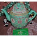 A superb antique Chinese porcelain tea pot with cover lid, This superb hand crafted Vintage Chinese