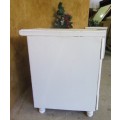 A FANTASTIC WHITE SHABBY CHIC 4 DRAWER PEDESTAL OR CHEST OF DRAWERS STUNNING