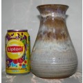 A GORGEOUS TALL VINTAGE POTERY VASE WITH STUNNING SHADES OF BROWN AND GREY MARKED NAMAQUA LAND 64-68