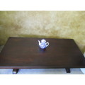 AN MAGNIFICENT DARK WOOD LARGE COFFEE TABLE - WITH GORGEOUS DETAILED LEGS - STUNNING TABLE