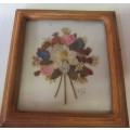 WOW A GORGEOUS VINTAGE WOODEN FRAME WITH PRESSED FLOWERS BEHIND GLASS STUNNING VINTAGE PIECE