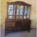 AN EXQUISITE ANTIQUE GABLED QUEEN ANNE STYLE SHOWCASE CABINET WITH FANTASTIC DETAILING!!!