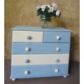 A AWESOME CHALK PAINTED CHEST OF DRAWERS WITH 5 DRAWERS