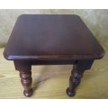 A STUNNING SQUARE SOLLID WOOD SIDE TABLE WITH BEAUTIFUL THICK TURNED LEGS