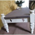 A STUNNING TRENDY CHABBY CHIC HEAVY & LARGE COFFEE TABLE FINISHED IN A ROYAL IVORY CHALK PAINT