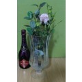A MAGNIFICENT LARGE TALL GLASS VASE ON A WINE GLASS STEM STUNNING DETAIL
