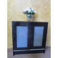 A GORGEOUS DARK WOOD FINISH WALL MOUNTED FROSTED GLASS SLIDING DOOR UNIT WITH THREE ADJUSTABLE SHELF