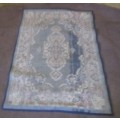 A STUNNING MACHINE WOVEN CARPET WITH STUNNING RICH BLUE COLORS 117CM X 79CM
