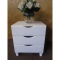 A BEAUTIFUL CRISP WHITE BEDSIDE CABINET OR SIDE TABLE WITH THREE LARGE DRAWERS