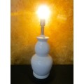 WOW A STUNNING LARGE CRISP WHITE WOOLWORTHS PORCELAIN TABLE LAMP TESTED & WORKING