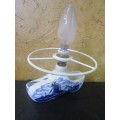 WOW A CUTE DELFT SHOE TABLE LAMPE - TESTED & WORKING