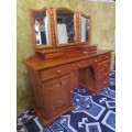 AN EXQUISITE DETAILED SOLID WOOD & DRESSING TABLE WITH 8 DRAWERS, 1 CUPBOARDS & 3 MIRRORS