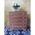 AN MAGNIFICENT ANTIQUE CHES OF DRAWER WITH FIVE DRAWERS AND ORIGINAL PORCELAIN KNOBS