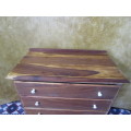 AN MAGNIFICENT ANTIQUE CHES OF DRAWER WITH FIVE DRAWERS AND ORIGINAL PORCELAIN KNOBS