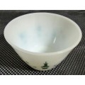 A LOVLEY WHITE VINTAGE PYREX STYLE MIXING BOWL WITH A BEAUTIFUL KITCHEN DESIGN