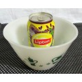 A LOVLEY WHITE VINTAGE PYREX STYLE MIXING BOWL WITH A BEAUTIFUL KITCHEN DESIGN
