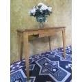 A VERY CUTE ANTIQUE KITCHEN TABLE WITH A DRAWE ON EACH SIDE OF THE TABLE