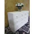 A MARVELOUS 8 DRAWER - CHEST OF DRAWER FINISHED IN A CHALK PAINT