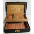 A LOVELY VINTAGE JEWELRY BOX OR TRINKET BOX - BEAUTIFUL COLLECTABLE ITEM