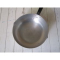 A LOVLEY VINTAGE FRYING PAN STILL USEABLE OR STUNNING COUNTRY KITCHEN DECOR