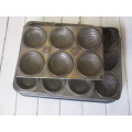 A SELECTION OF SIX BAKING TINS - BID PER EACH - SEE PICTURES