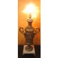 STYLISH & ELEGANT A XL RESIN CASTED DETAILED VICTORIAN STYLE LAMP ON A MARBLE BASE