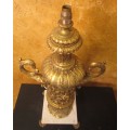 STYLISH & ELEGANT A XL RESIN CASTED DETAILED VICTORIAN STYLE LAMP ON A MARBLE BASE