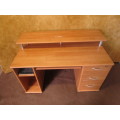 A FANTASTIC DESK WITH THREE LARGE DRAWERS IN GOOD CONDITION
