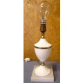 A ELGANT & STYLISH VINTAGE/ANTIQUE TABLE LAMP THAT WILL MAKE A STATEMENT IN ANY ROOM
