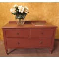 A MARVELOUS VINTAGE CHEST OF DRAWERS - WILL MAKE A BEAUTIFUL FEATURE IN ANY ROOM