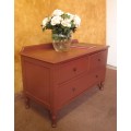 A MARVELOUS VINTAGE CHEST OF DRAWERS - WILL MAKE A BEAUTIFUL FEATURE IN ANY ROOM