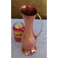 A TALL 26.5CM VINTAGE COPPER FOOTED WASE - BUD VASE SHAPE WITH A ROUNDED BRASS HANDLE