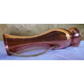 A TALL 26.5CM VINTAGE COPPER FOOTED WASE - BUD VASE SHAPE WITH A ROUNDED BRASS HANDLE