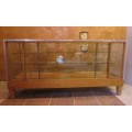 WOW A STUNNING VINTAGE/ANTIQUE COUNTER SHOW CASE - WITH AMAZING WOOD DETAIL