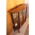 A VERY DIFFERENT IMBUIA BALL & CALW GLASS CABINET WITH A MIRROR AT THE BACK FINISHED OF WITH BRASS
