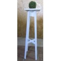 A CRISP WHITE SOLLID WOOD TALL PLANT STAND TABLE