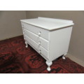 A TRENDY AND STYLISH THREE DRAWER QUEEN ANNE CHEST OF DRAWERS FINISHED IN WHITE