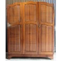 A STUNNING VINTAGE THREE DOOR CUPBOARD - WITH LOTS OF SPACE AND DRAWERS INSIDE