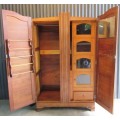 A STUNNING VINTAGE TWO DOOR CUPBOARD IN GOOD CONDITION