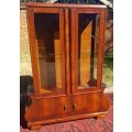 A MARVELOUS 1920'S ART DECO SHOW CASE WITH ONE GLASS SHELF