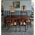 Stunning Vintage Six Seater Dining Room set with extendable top (Collection Only)