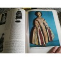 THE COLLECTORS BOOK OF DOLLS CLOTHES Costumes in miniature 1700- DOROTHY S ELIZABETH A & E J COLEMAN