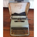 VINTAGE Olivetti Underwood Lettera 32 Manual Typewriter With Case (Blue)