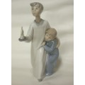 Lladro - #4874 - Genuine Lladro, 2 children in nightshirts with candle - 21cm tall - damage free!