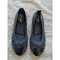 Soft Style by Hush Puppies NAVY Flats - Size 5