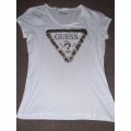 White Branded Guess T-shirt - Size L