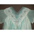 Beautiful Vintage Short Gown / Robe with lace detail - Size M